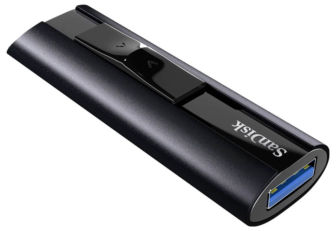 Ein schwarzer USB-Stick mit blauem Anschluss, Markenname auf der Seite.