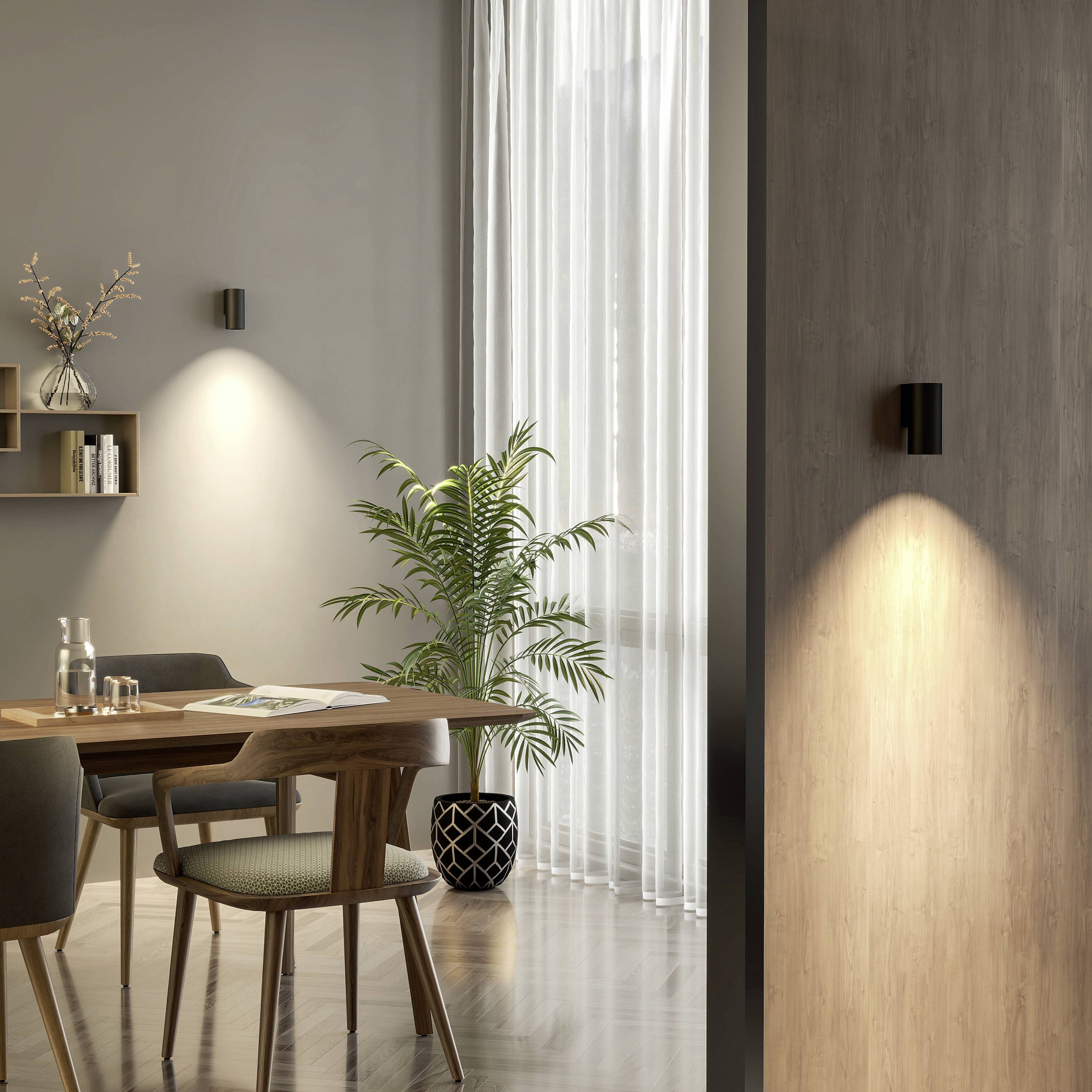Gemütliches Esszimmer mit Holztisch, vier Stühlen, Regal mit Dekoration und großer Zimmerpflanze. Warme Beleuchtung und bodenlange Vorhänge.