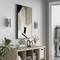 Modernes Wohnzimmer mit abstraktem Kunstwerk an der Wand, Holzmöbel und Pflanzen als Dekoration.