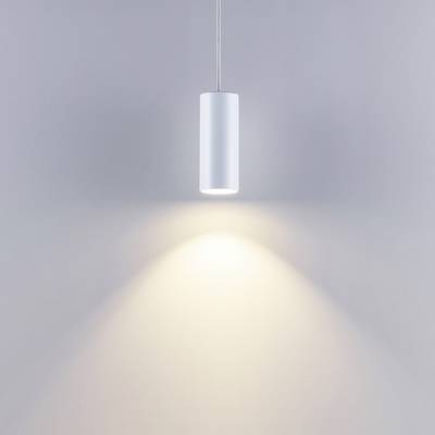 Hängende weiße Zylinderlampe mit einem leuchtenden Lichtkegel auf einer hellen Wand.