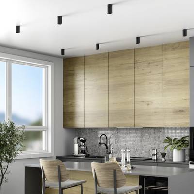 Moderne Küche mit weißen Wänden, hölzernen Oberschränken, grauem Mosaikfliesenrückwand, einer Kaffeemaschine, und zwei Barhockern.