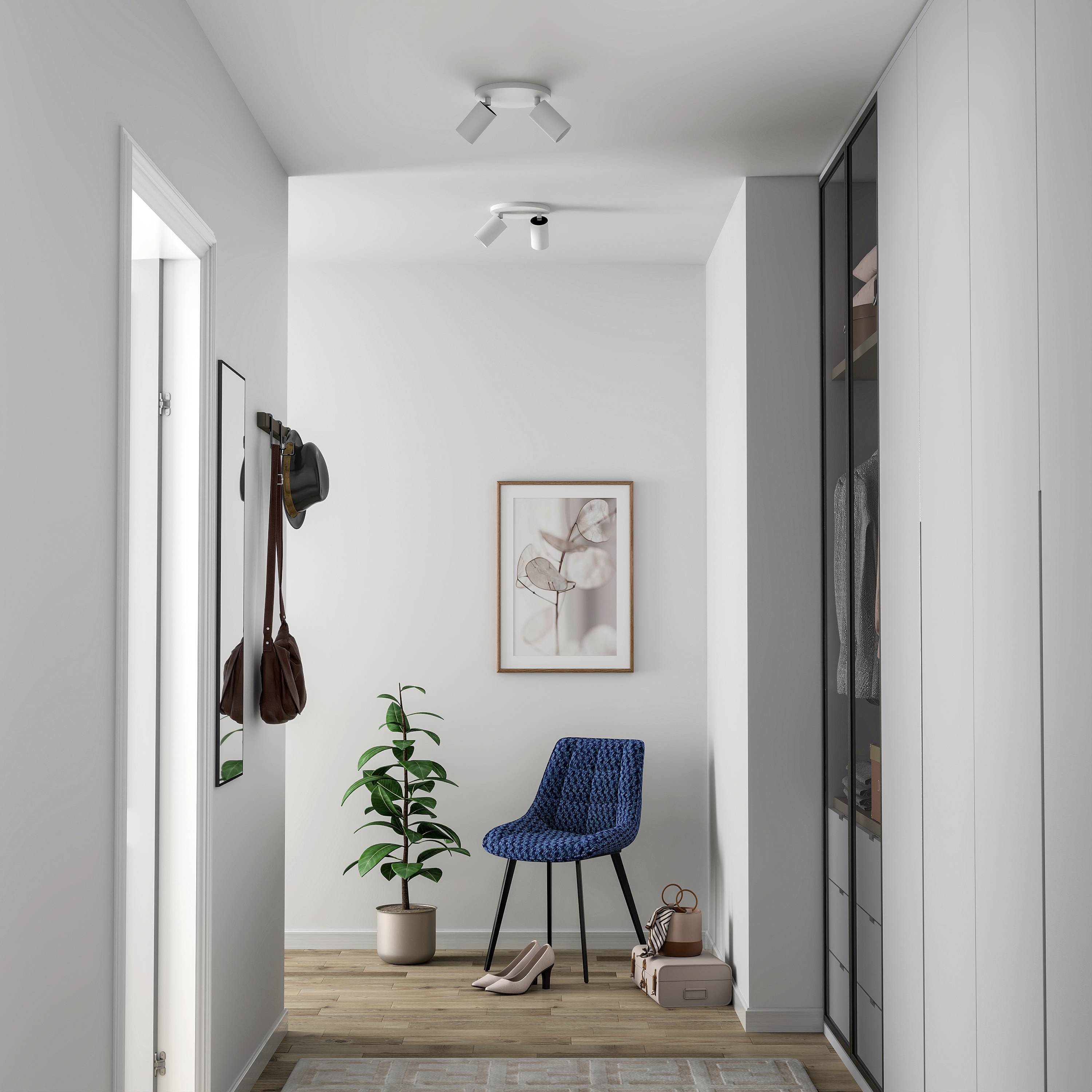 Moderner Flur mit Holzfußboden, blauer Stuhl, Galerie-Bild an der Wand, Pflanze und Garderobe mit Hüten. Schlichter, eleganter Stil.