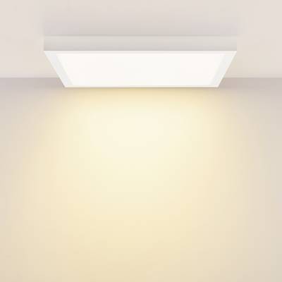 Eine quadratische Deckenleuchte strahlt gleichmäßig warmweißes Licht aus, beleuchtet die weiße Decke und Wand darunter.