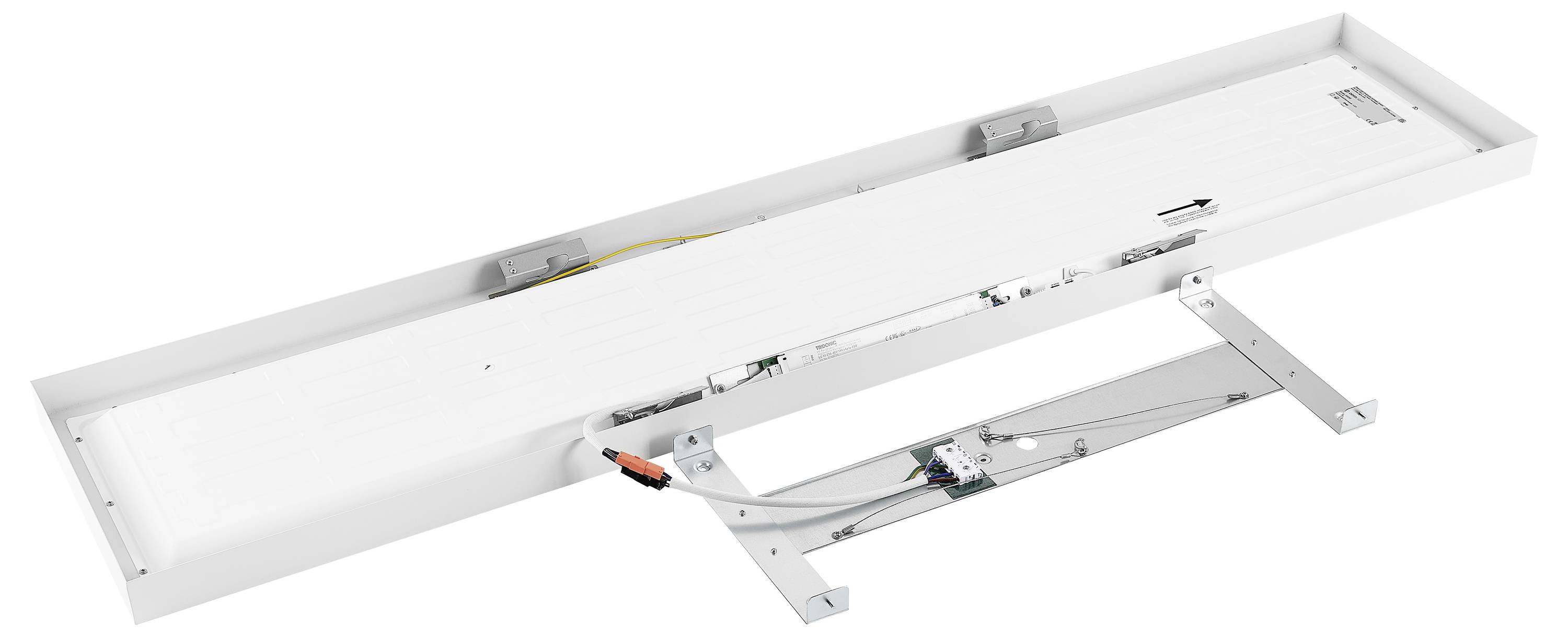 Lange weiße LED-Leuchte mit grauen Halterungen und sichtbarem Anschlusskabel. Geeignet für Deckenmontage in einem Büro oder Gewerberaum.