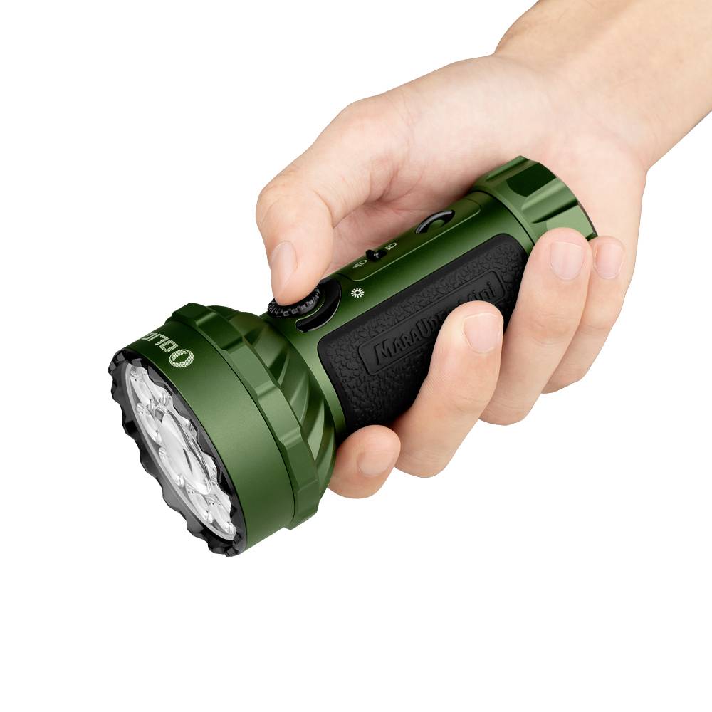 Eine Hand hält eine kompakte, grüne Taschenlampe mit schwarzem Griff, die auf Outdoor-Aktivitäten oder Notfälle hinweist.