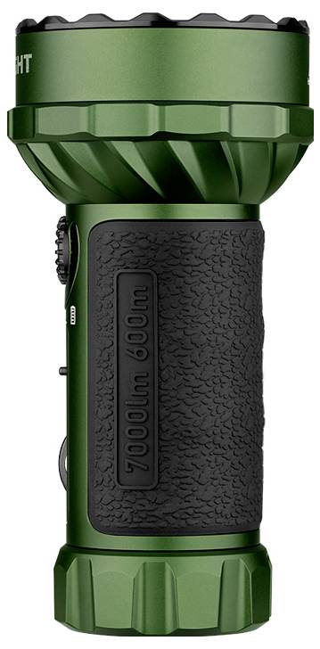 Grüne Taschenlampe mit griffigem, schwarzen Bereich und der Aufschrift '7000 lm 600 m', geeignet für Outdoor-Aktivitäten.