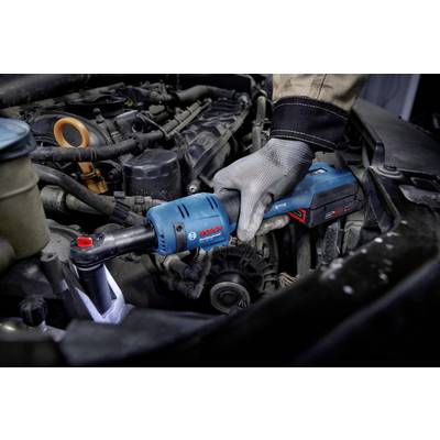 Eine Person repariert einen Auto-Motor mit einem blauen Bosch-Akkuschrauber. Der Motorraum ist detailliert sichtbar.
