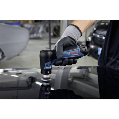 Ein Handwerker poliert mit einem Bosch Profi-Poliergerät eine glänzende, schwarze Oberfläche in einer Werkstatt.