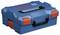 Ein blauer Bosch-Werkzeugkoffer mit orangenen Details und einem schwarzen Griff, auf einer ebenen Fläche stehend.