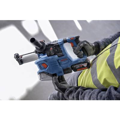 Eine Person hält einen blauen Bosch-Akkubohrhammer mit 18V-Batterie, trägt einen gelben Sicherheitsweste und Arbeitshandschuhe.