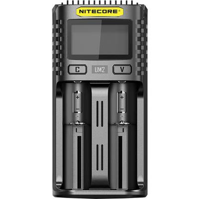 'NITECORE UM2' Batterie-Ladegerät mit zwei Steckplätzen, Anzeige oben zeigt Ladezustand, Tasten 'C' und 'V' zur Steuerung.