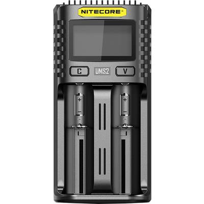 'Nitecore UMS2' Schnellladegerät mit zwei Steckplätzen für Batterien. LCD-Bildschirm zeigt Ladestatus; geeignet für diverse Batteriegrößen.