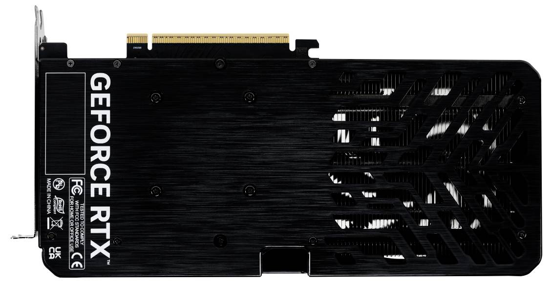 Rückseite einer Grafikkarte mit 'GeForce RTX'-Aufschrift. Schwarzes Design, sichtbare Lüftungsschlitze, goldener Anschluss oben.