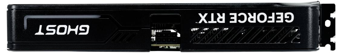 Grafikkarte mit der Beschriftung 'GHOST' und 'GEFORCE RTX'. Schwarzes Gehäuse, betrachtet von der Seite, zeigt Lüftungsschlitze.