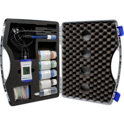 Ein tragbares Wasseranalyse-Set mit einem digitalen Messgerät, verschiedenen Testlösungsflaschen und Messsonden, ordentlich in einem schaumstoffgepolsterten Koffer angeordnet.