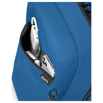 Eine blaue Tasche mit einem seitlichen Reißverschlussfach, aus dem ein Smartphone und ein Ladegerät herausragen.