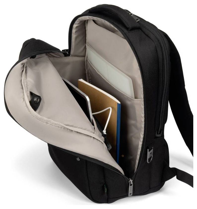 Ein geöffneter schwarzer Rucksack zeigt sein Inneres mit einem Laptop, Notizbuch und Ladekabel in verschiedenen Fächern.