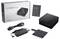 Ein Asus MiniPC mit Verpackung, Netzteil, Montagehalterung und Handbuch. Der MiniPC hat mehrere Anschlussmöglichkeiten auf der Vorderseite.