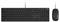 Schwarze kabelgebundene Computer-Tastatur mit Nummernblock, Funktionstasten und einer passenden kabelgebundenen Maus rechts davon. Das Markenlogo ist sichtbar.