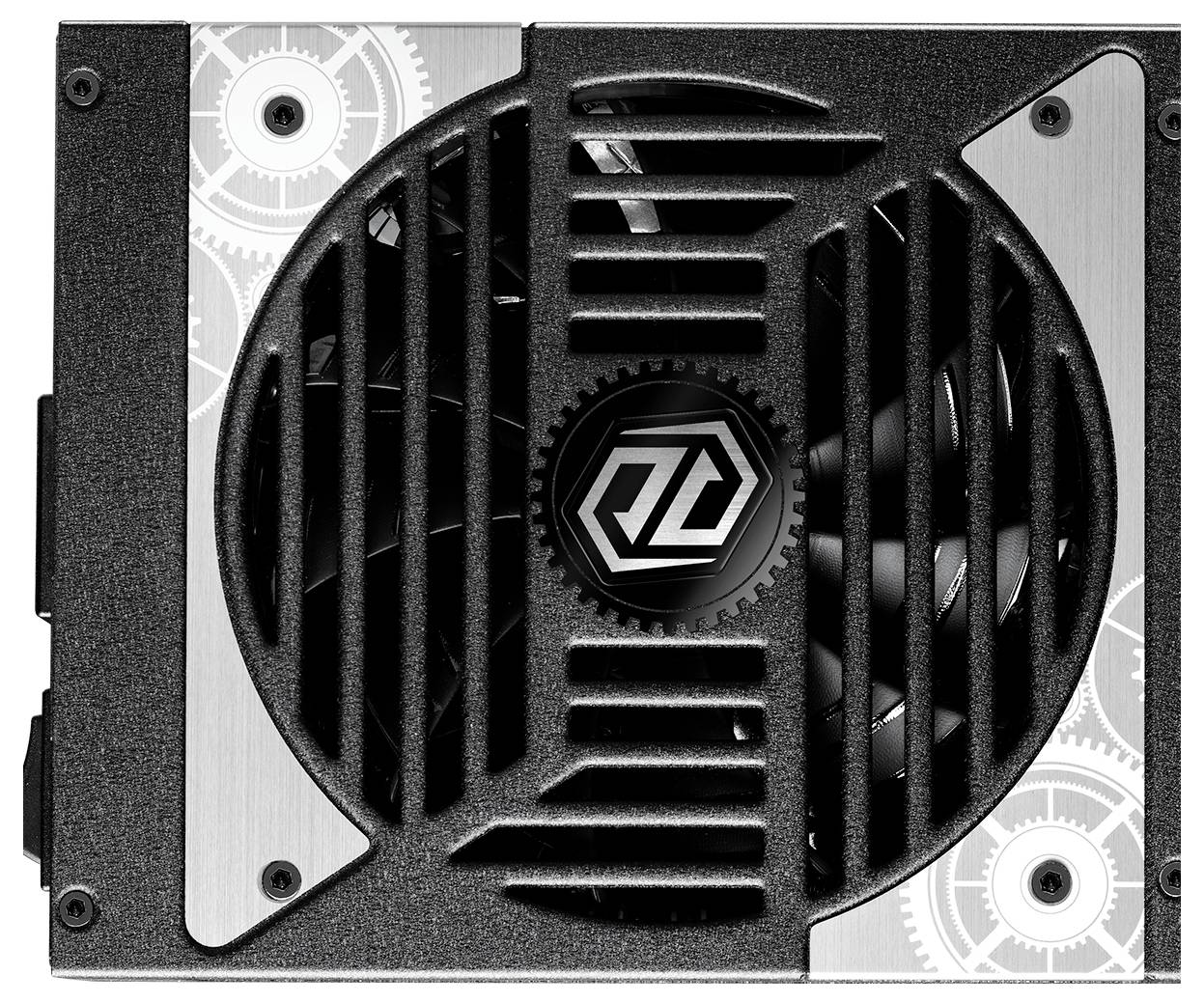 Ein silbernes und schwarzes Computernetzteil mit einem Lüfter und Zahnraddesign im Hintergrund, zeigt ein technisches Muster.