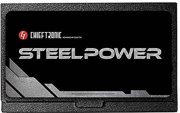'CHIEFTRONIC STEELPOWER'-SSD in einem schwarzen Gehäuse mit grauem, geometrischem Design liegt auf einer weißen Oberfläche.