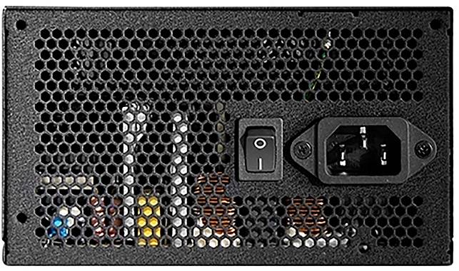 Ein Computer-Netzteil, Rückansicht. Sichtbar sind der Netzstecker, der Ein-/Ausschalter und Lüftungsgitter zur Kühlung.