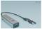 'USB-C zu USB 3.0 Adapter mit einem Kabel verbunden. Drei USB-Anschlüsse an der Oberseite, ein weiterer an der Seite des Adapters.'