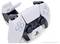 Ein weißer Game-Controller steht in einer Ladestation. Der Controller hat ergonomische Griffe und zeigt das PlayStation-Logo.