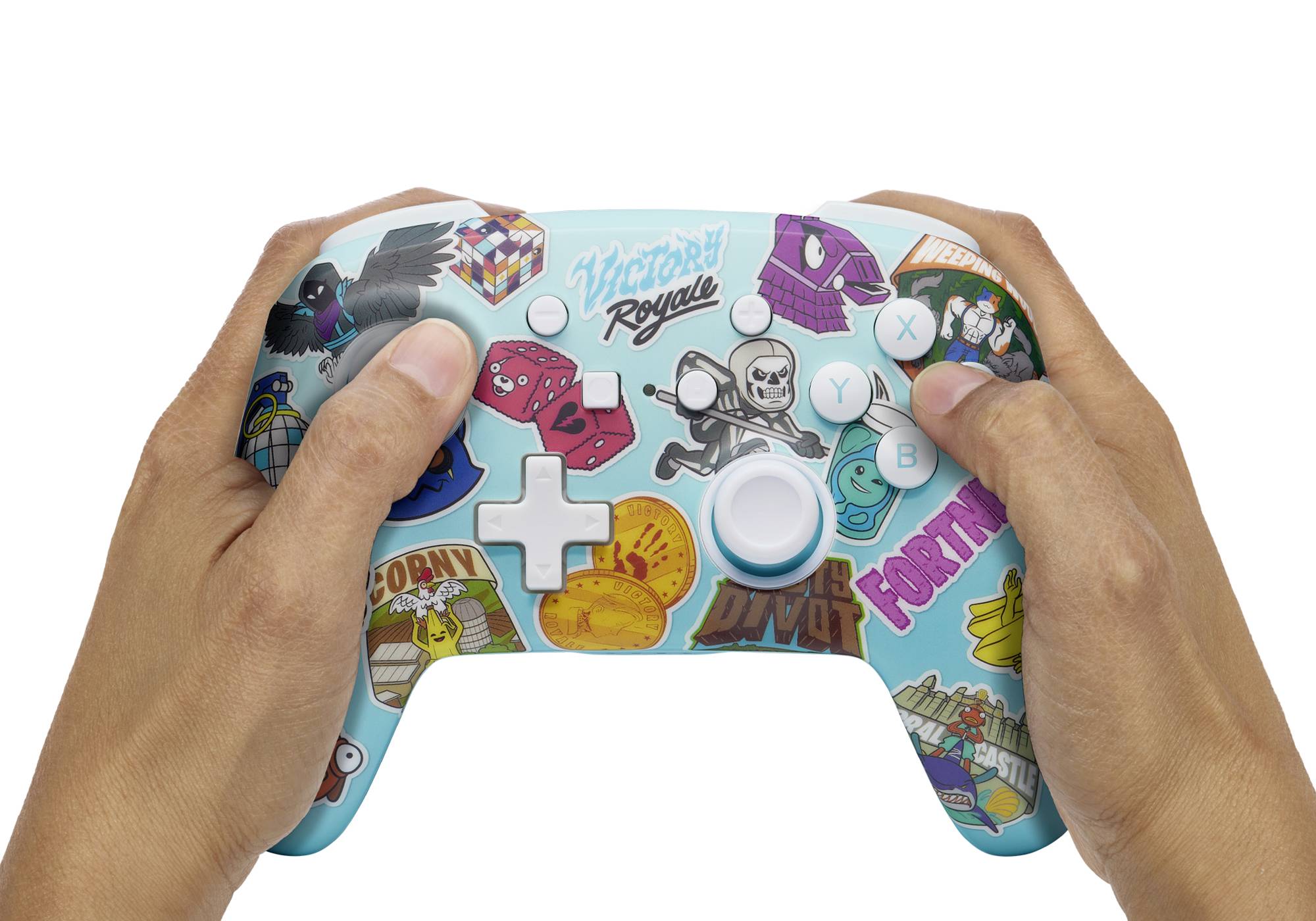 Zwei Hände halten einen bunten Videospiel-Controller mit Aufklebern.