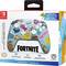 Ein kabelloser Nintendo Switch-Controller im Fortnite-Design mit bunten Aufklebern. Verpackung zeigt Kompatibilität und Features.