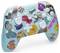 Ein Videospiel-Controller mit verschiedenen bunten Aufklebern von Spielmotiven. Schaltflächen sind deutlich sichtbar.