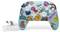 Ein bunter Gaming-Controller mit Fortnite-Motiven, darunter ikonische Anpassungssticker und der Schriftzug 'Victory Royale' oben links.