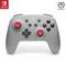 Ein grauer Nintendo Switch Controller von PowerA mit roten Joysticks und Tasten.