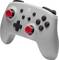 Grauer Videospiel-Controller mit roten Joysticks und schwarzen Tasten für die Nintendo Switch.