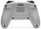 Rückansicht eines weißen Gaming-Controllers mit sichtbarem Batteriefach und schwarzen Tasten an beiden Ecken.