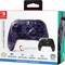 Kabelloser Nintendo Switch-Controller mit dekorativem violettem Design. Verpackung zeigt mit Tasten belegbaren Controller und Logos.