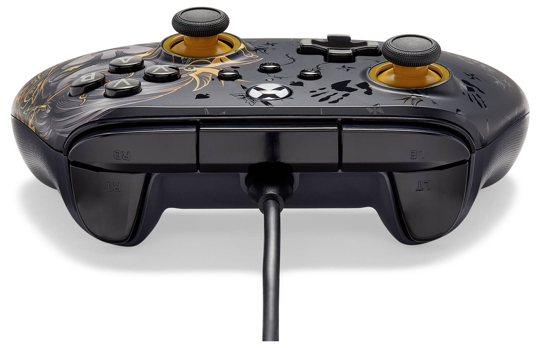 Ein schwarz-oranger Gaming-Controller mit abstraktem Design. Kabelgebunden. Ansicht von vorn zeigt Tasten und Joysticks.