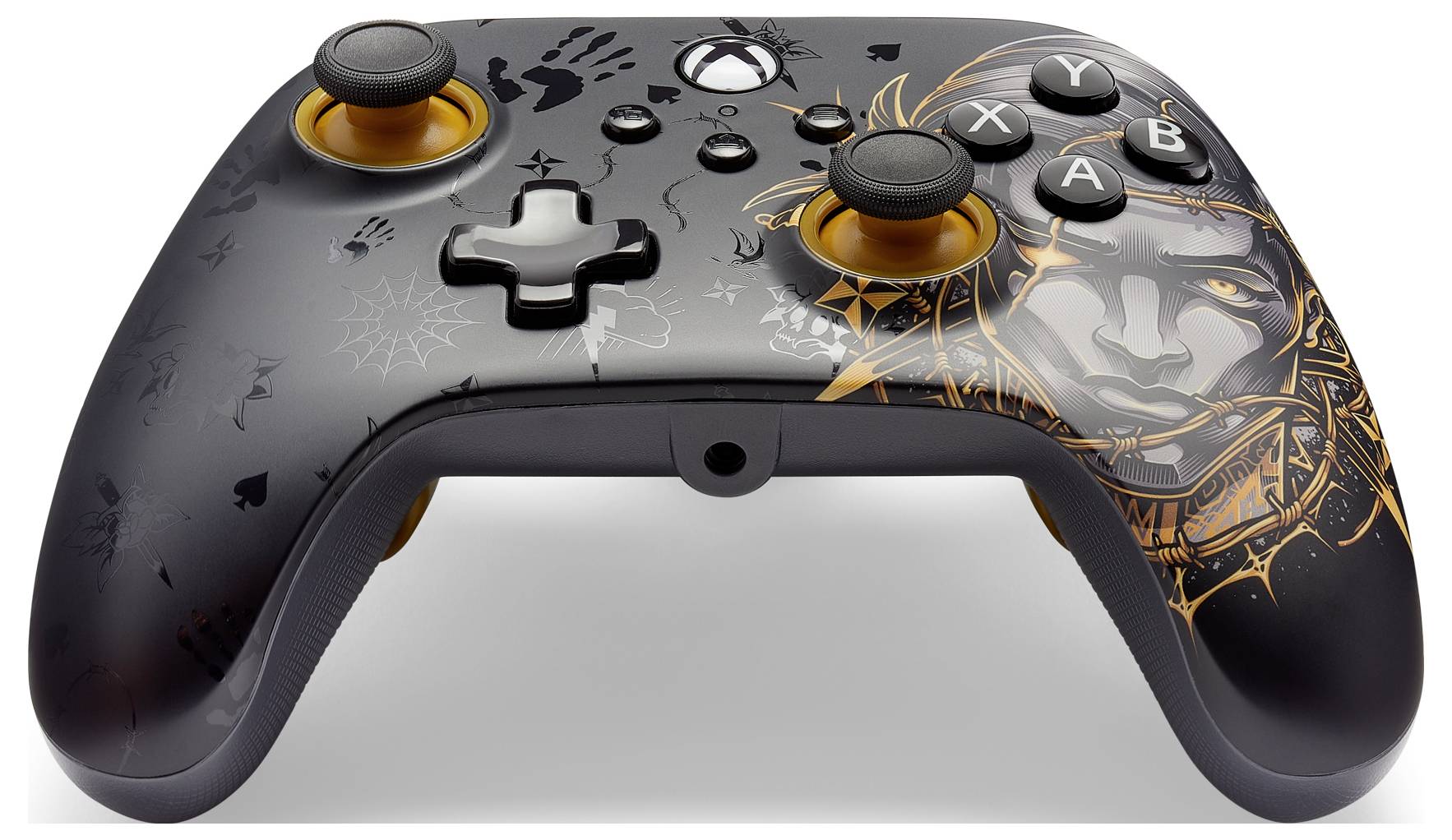 Ein schwarz-grauer Spiele-Controller mit gelben Elementen und einem kunstvollen Gesichtsmotiv auf der Oberfläche. Tasten: Y, X, A, B.