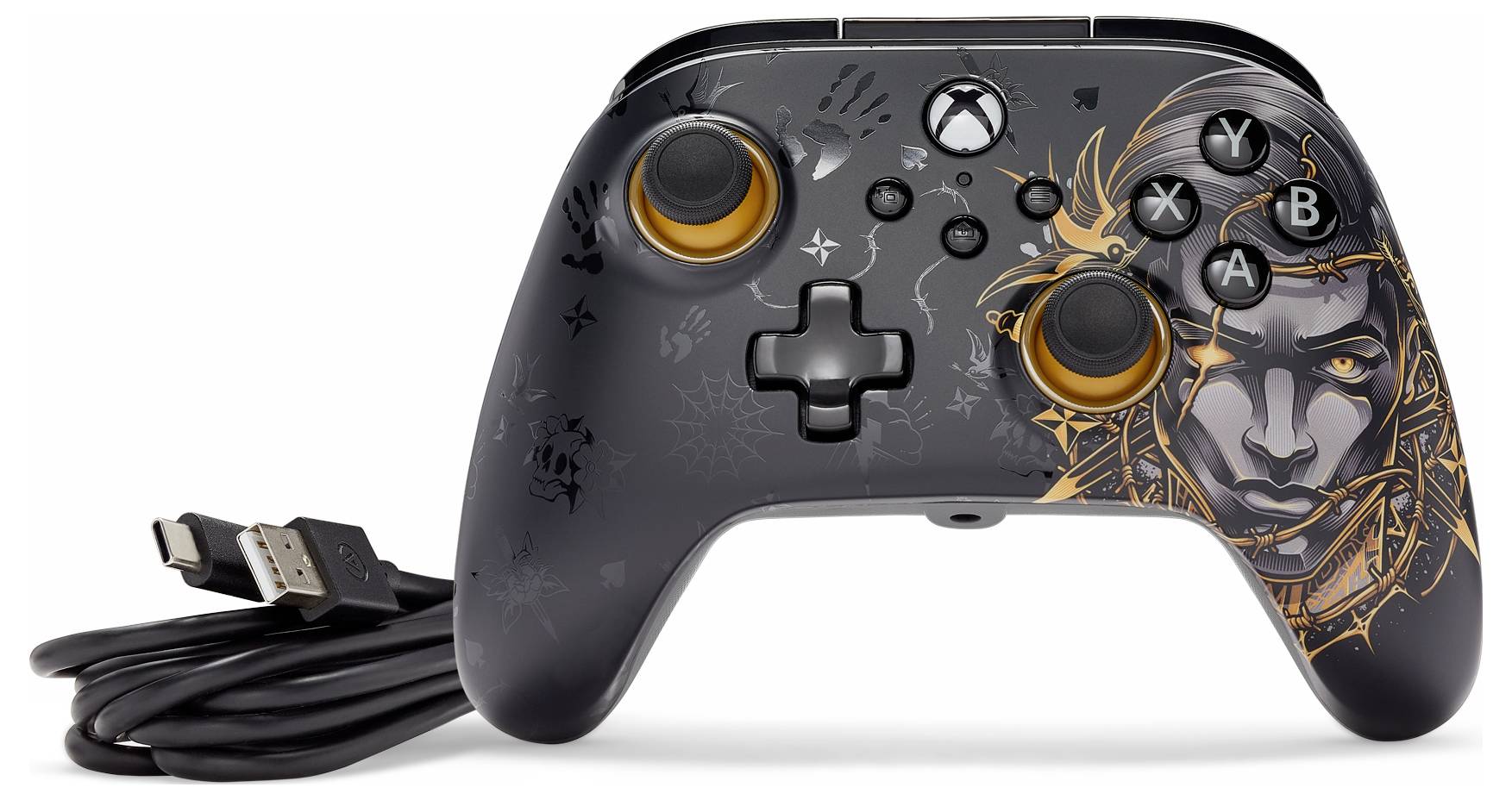Ein Xbox-Controller mit Kabel, verziert mit einem kunstvollen Design eines Kriegers und goldenen Akzenten um die Analog-Sticks.