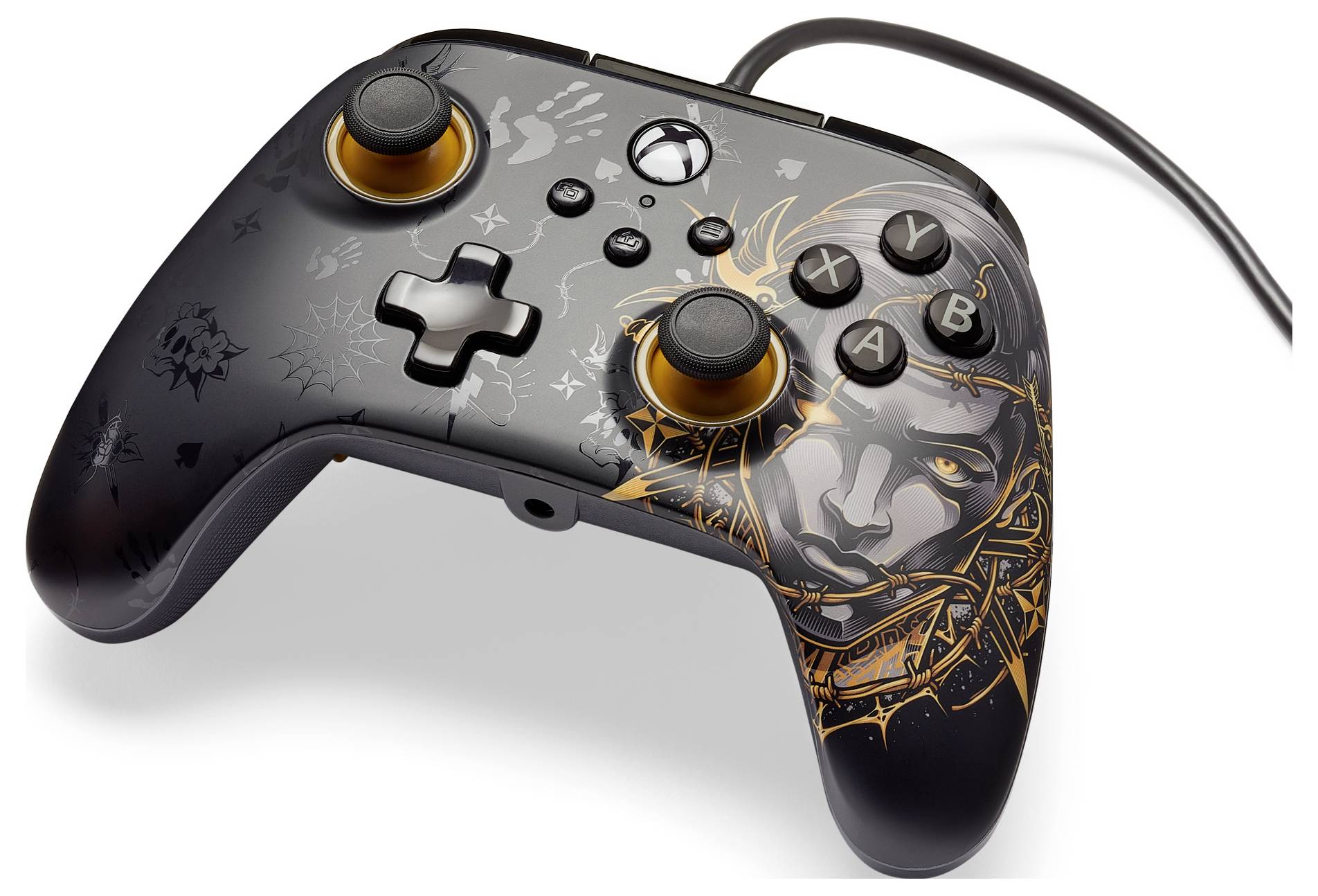 Spielcontroller im schwarzen Design mit Kunstgrafik eines Gesichts und goldenen Details. Enthält Tasten Y, X, B, A und Steuerknüppel.