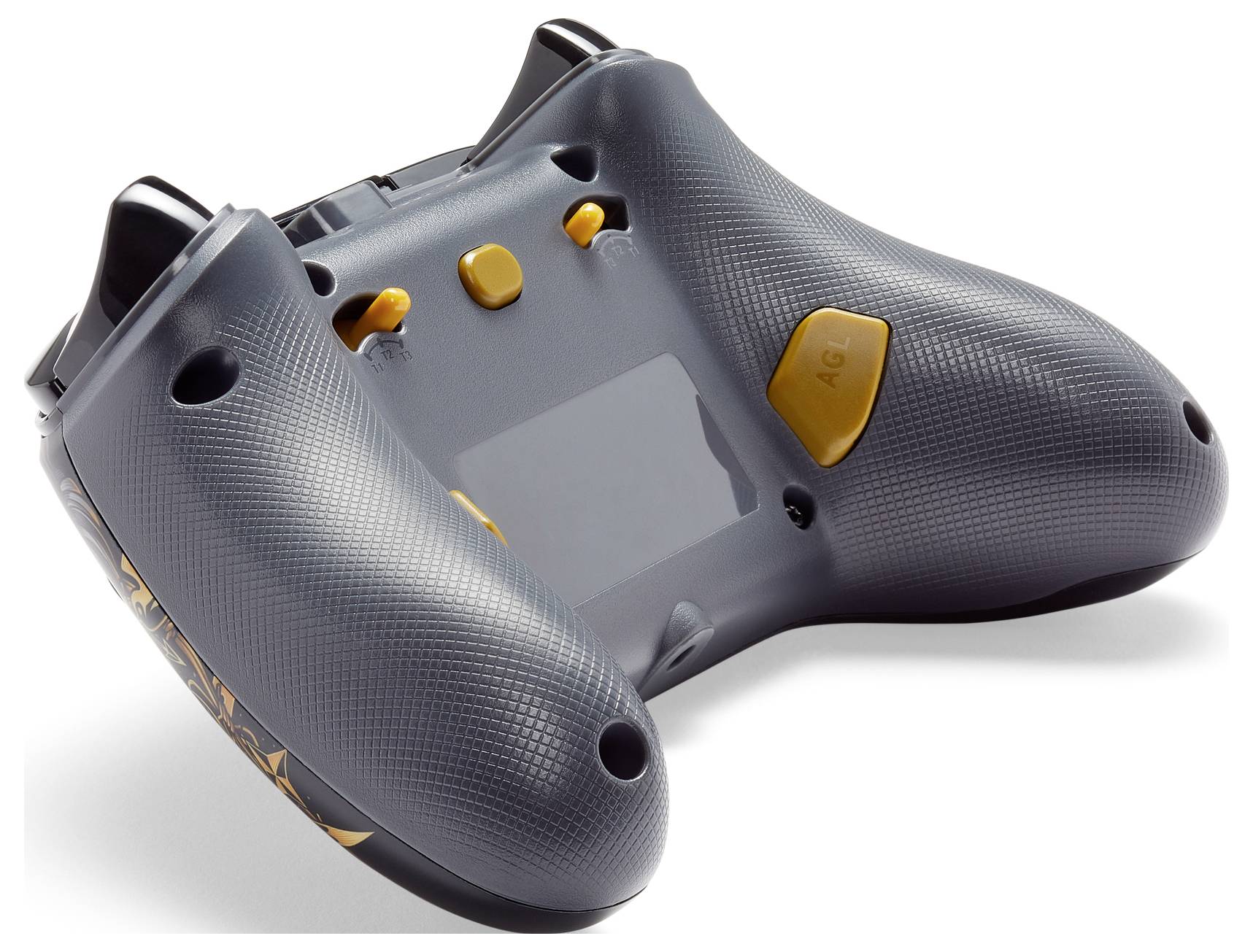 Ein grauer Spielecontroller liegt auf einer Oberfläche. Mehrere Knöpfe sind sichtbar, darunter ein gelber AG-Knopf auf der Rückseite.