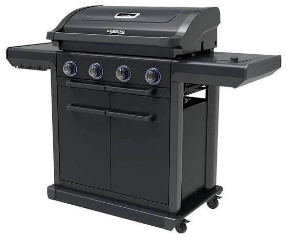 Schwarzer Gasgrill mit vier Brennern und zwei Seitenflächen auf Rollen, geeignet für Außenküchen und Grillpartys.