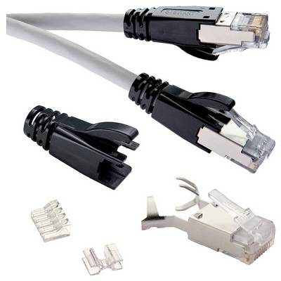 Zwei Ethernet-Kabel mit schwarzen Steckern und unmontierte RJ45-Stecker, plus transparente und metallene Steckerteile zur Montage.