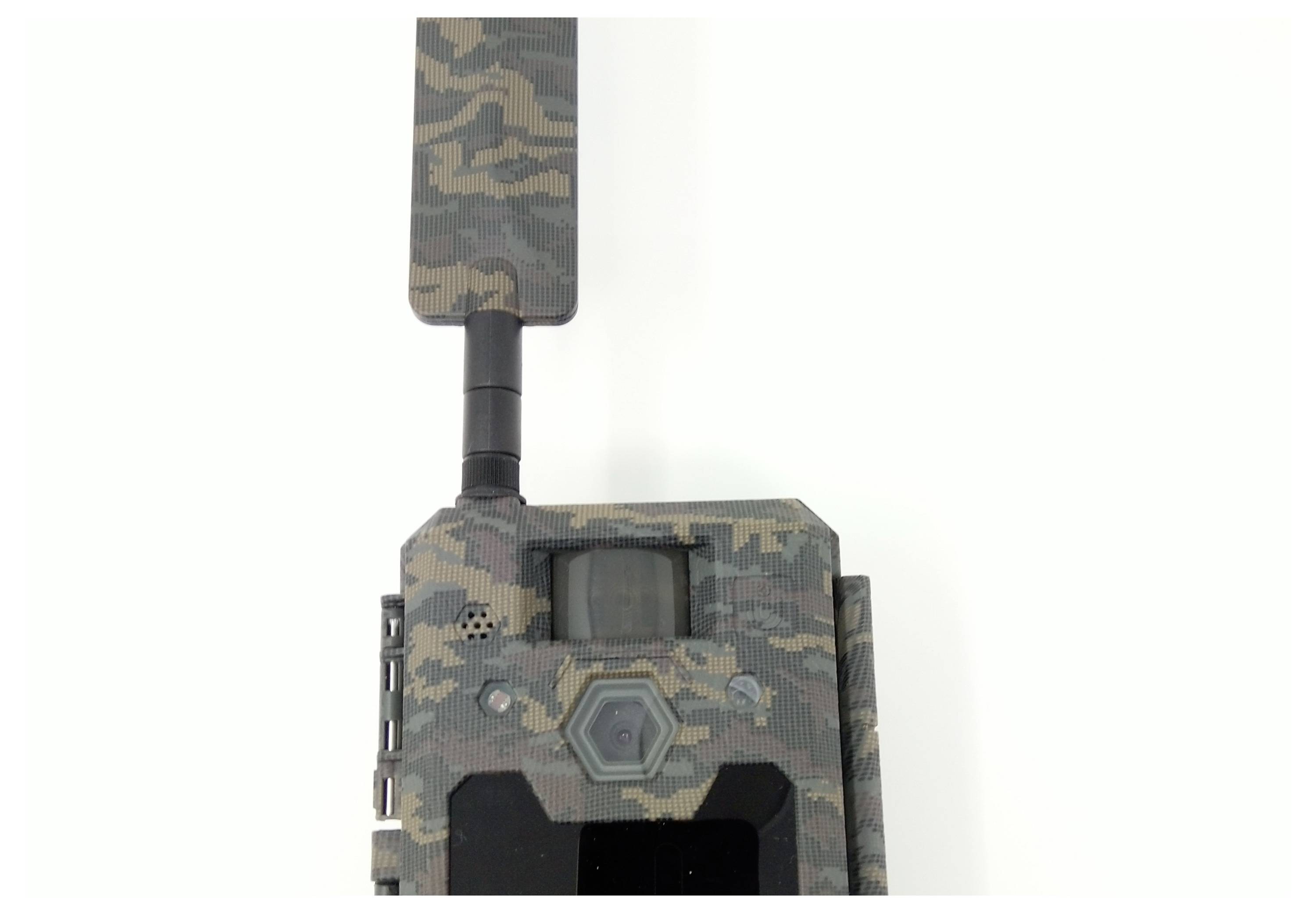 Überwachungskamera mit Tarnmuster und Antenne, geeignet für den Außeneinsatz zur unauffälligen Überwachung.