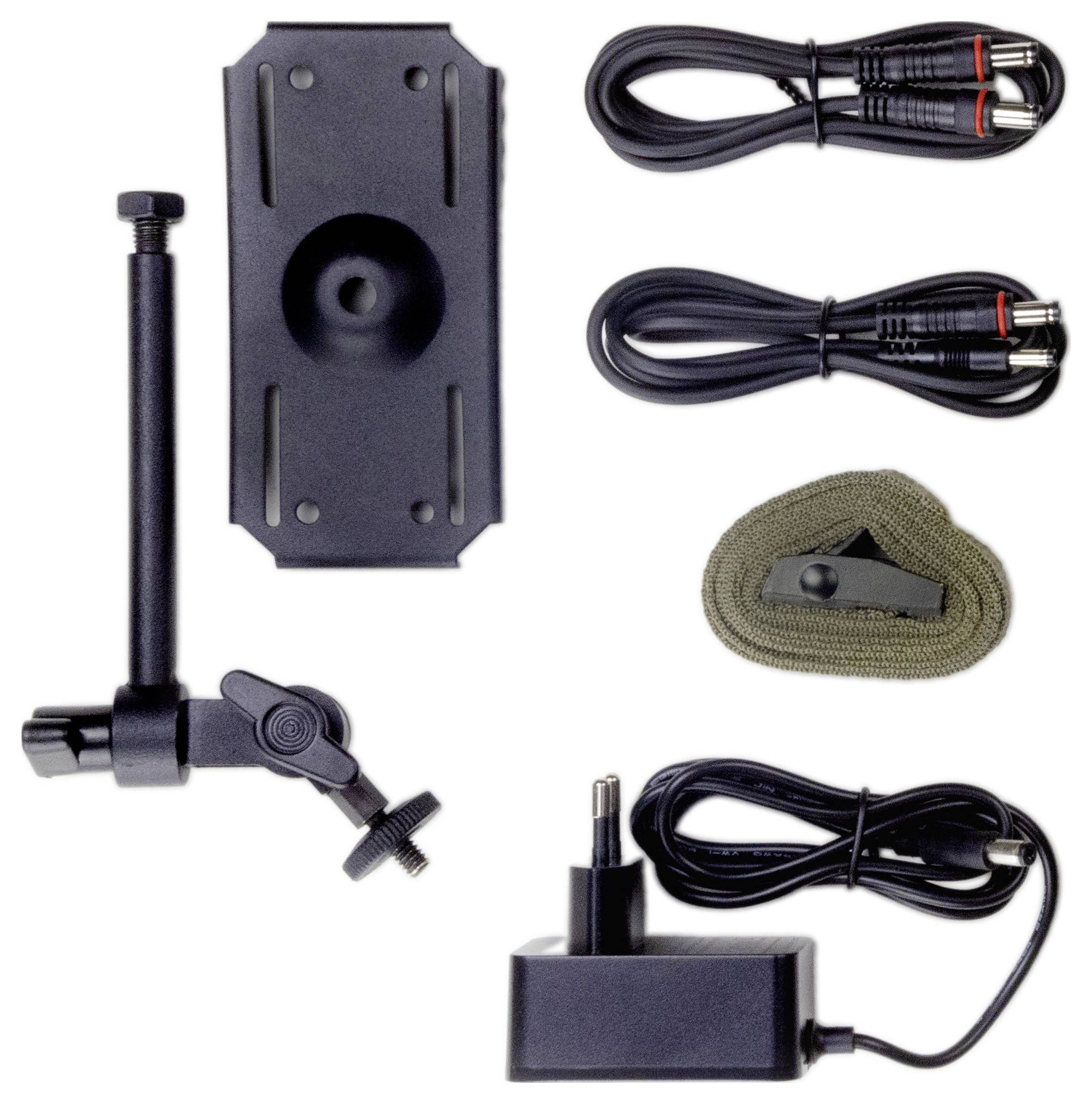 Wandhalterung, drei Kabel, ein Netzteil und ein Stoffband auf weißem Hintergrund. Zubehör für Geräteinstallation, wie Kameras.
