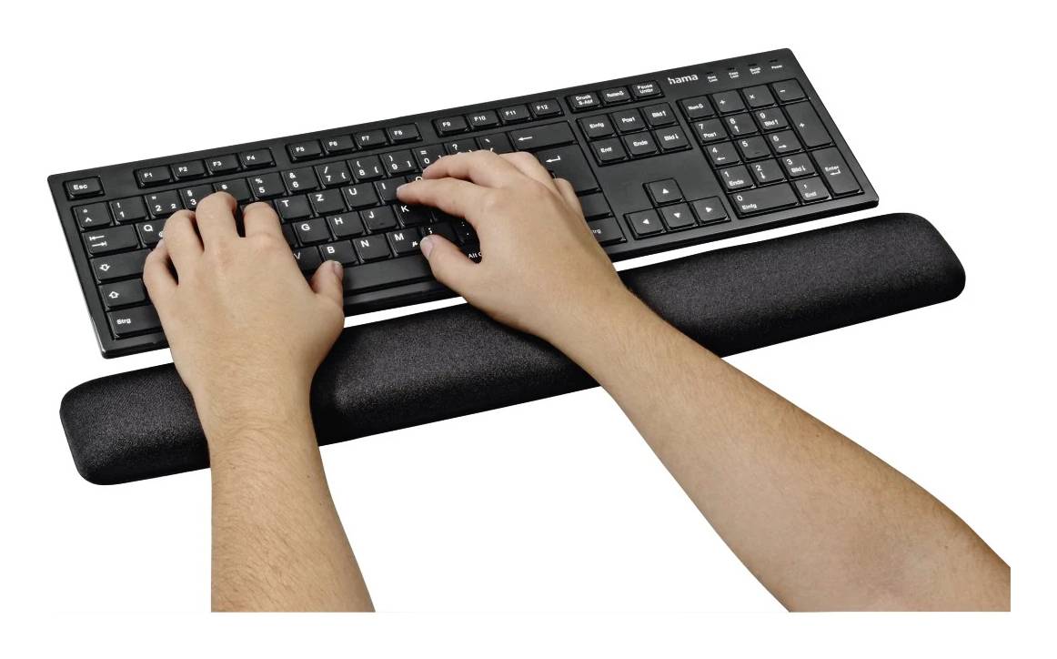 Zwei Hände tippen auf einer schwarzen Computertastatur mit Handballenauflage.