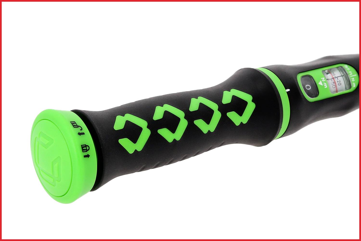 Handgriff eines Werkzeugs mit grünem und schwarzem Gummi-Design, zeigt Zickzack-Formen. Rechts oben befindet sich eine kleine Anzeige.