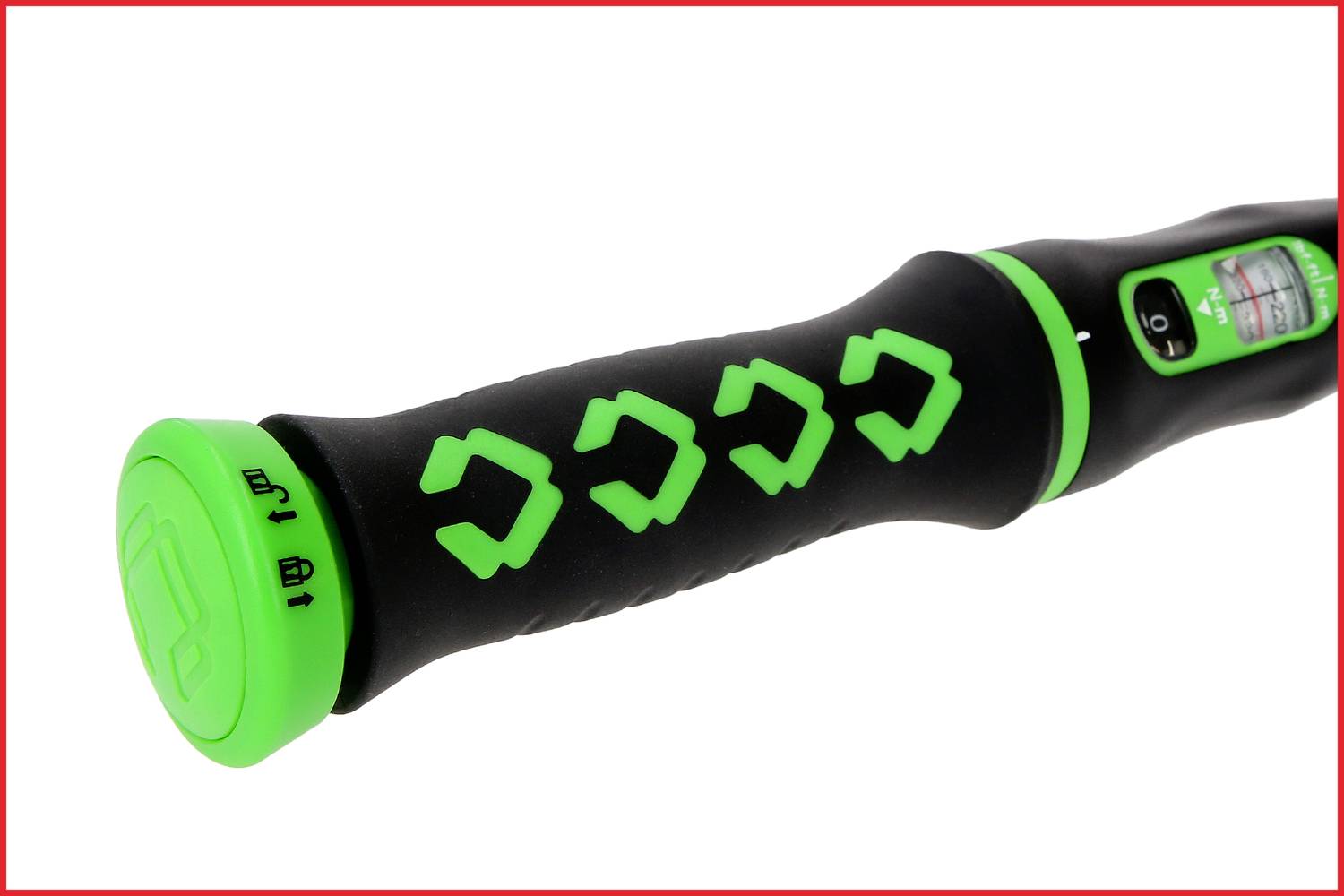 Schwarzer Griff mit grünem Muster und Symbolen, möglicherweise für ein Werkzeug oder Gerät. Das Ende zeigt ein Einstellrad.