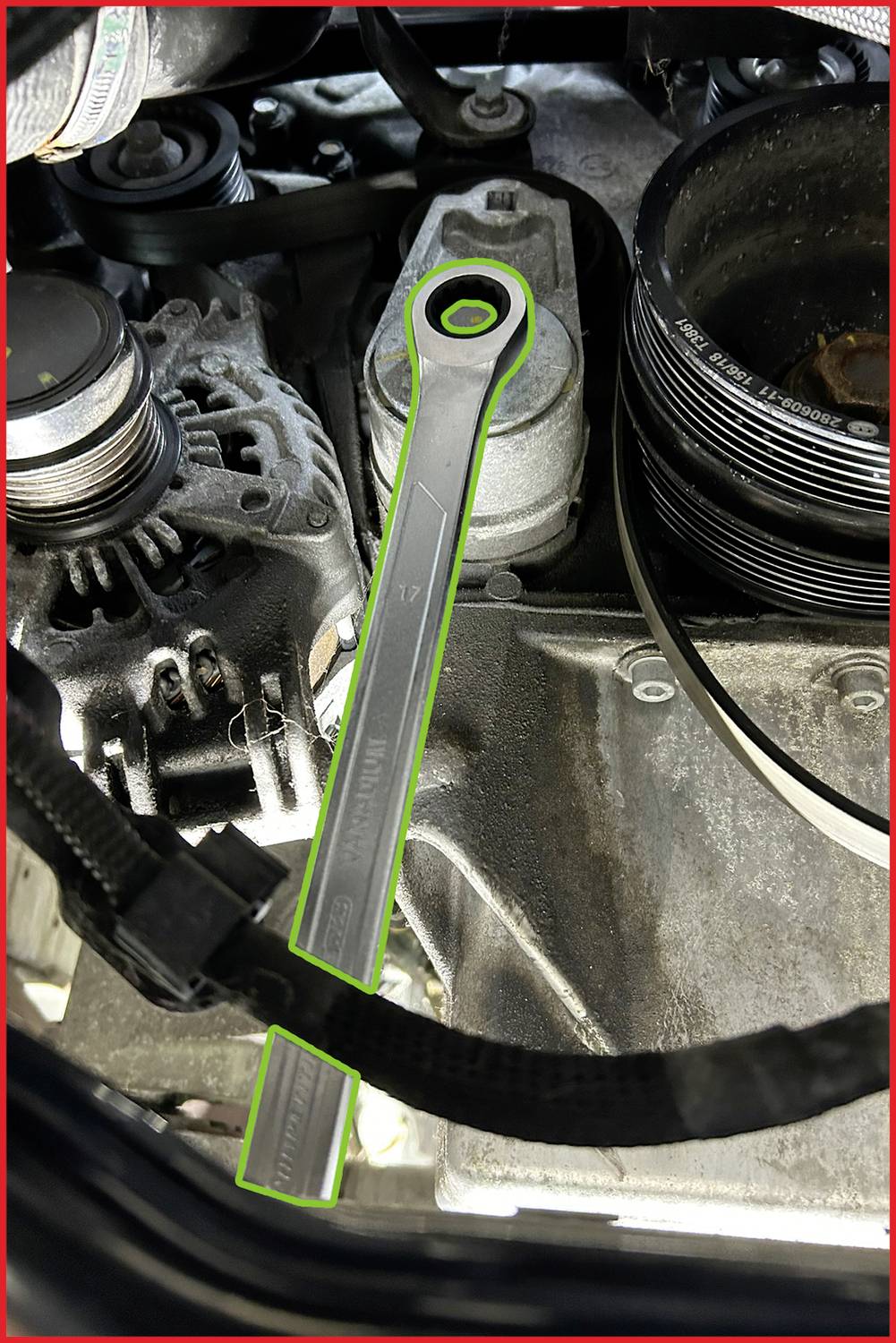 Der Bild zeigt eine Ringschlüssel, der auf einem Motor befestigt ist, um eine Schraube zu lösen oder festzuziehen.