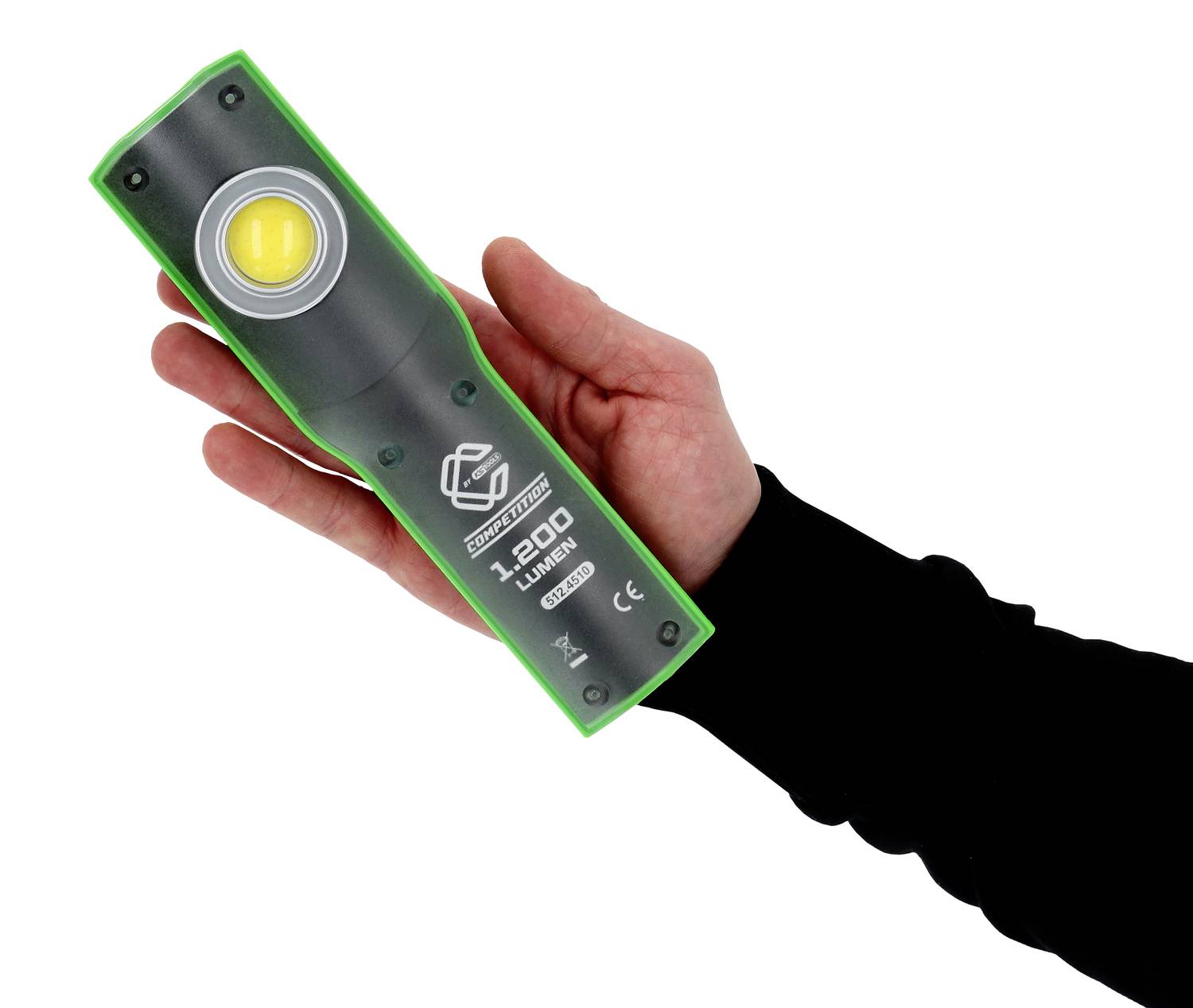 Eine Hand hält eine schwarze Taschenlampe mit grünem Rand und der Aufschrift '1200 Lumen' auf der Vorderseite.